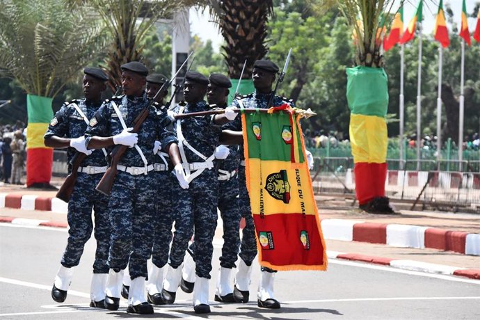 Archivo - Militares malienses durante un desfile en la capital, Bamako