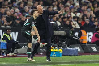 Archivo - December 29, 2024, London, England, United Kingdom: Arne Slot manager of Liverpool gives instructions to Diogo Jota of Liverpool who's about to be substituted on during the Premier League match West Ham United vs Liverpool at London Stadium, Lon