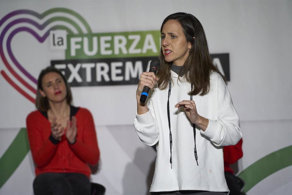 La secretaria general de Podemos, Ione Belarra, en un acto de campaña, en el Palacio de Congresos, a 12 de diciembre de 2025, en Badajoz, Extremadura (España).