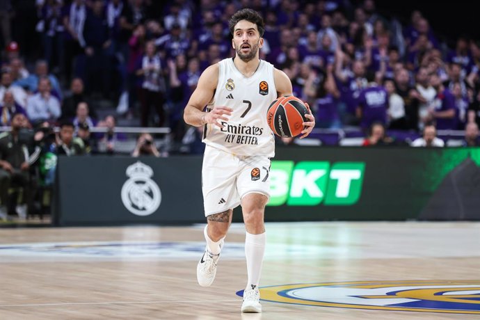 Facundo Campazzo, do Real Madrid, em ação durante a partida da 17ª rodada da temporada regular da Turkish Airlines EuroLeague entre Real Madrid e Paris na Movistar Arena em 18 de dezembro de 2025 em Madri, Espanha.