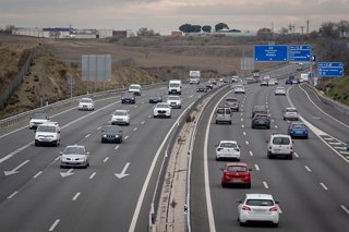 Varios vehículos en la A5, a 19 de diciembre de 2025, en Madrid (España). La operación especial de la DGT por tráfico arranca hoy sobre las 15.00 de la tarde y se alargará hasta el día 6 de enero. Durante este periodo Tráfico prevé 22,4 millones de despla