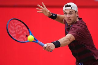 Archivo - 21 June 2025, United Kingdom, London: British tennis player Jack Draper plays a backhand return against Czech Republic's Jiri Lehecka during their men's singles semi-final tennis match at the HSBC ATP tennis Championships at Queen's Club. Photo: