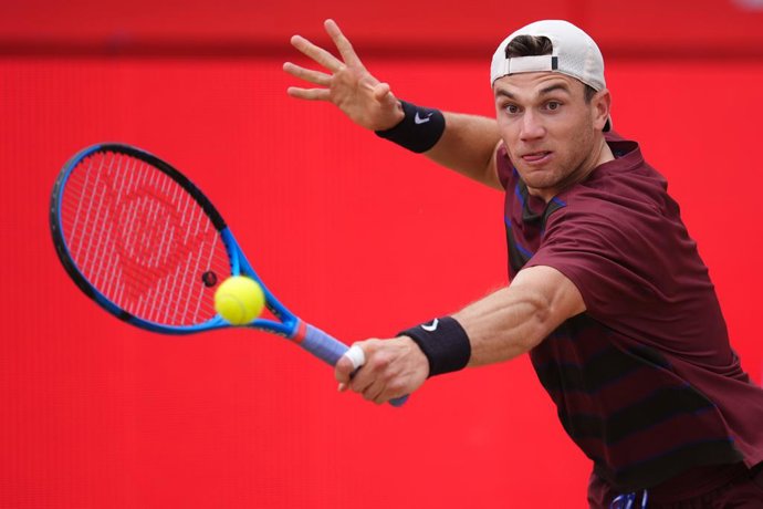 Archivo - 21 June 2025, United Kingdom, London: British tennis player Jack Draper plays a backhand return against Czech Republic's Jiri Lehecka during their men's singles semi-final tennis match at the HSBC ATP tennis Championships at Queen's Club. Photo: