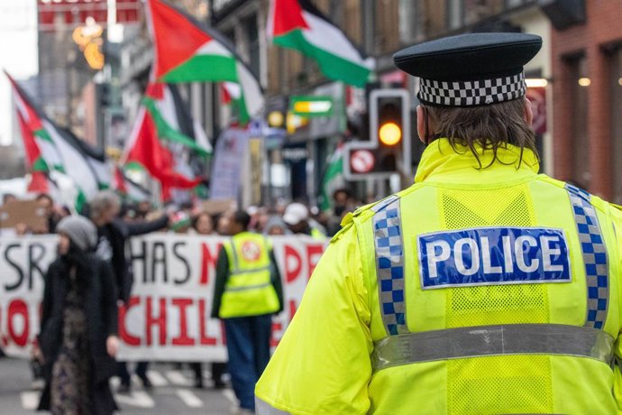 20 de dezembro de 2025, Manchester, Reino Unido: Um policial visto durante a manifestação. O aumento da presença policial foi evidente em uma manifestação pró-Palestina em Manchester, depois que a polícia de Londres e Manchester anunciou uma repressão aos