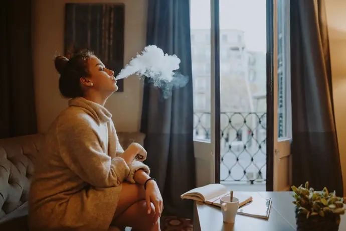 Mujer vapeando