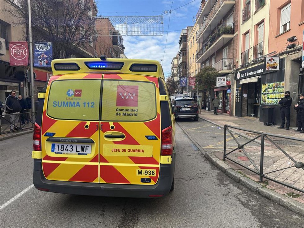 Una ambulancia de SUMMA 112 atiende un apuñalamiento en Marcelo Usera a 26 de diciembre de 2025