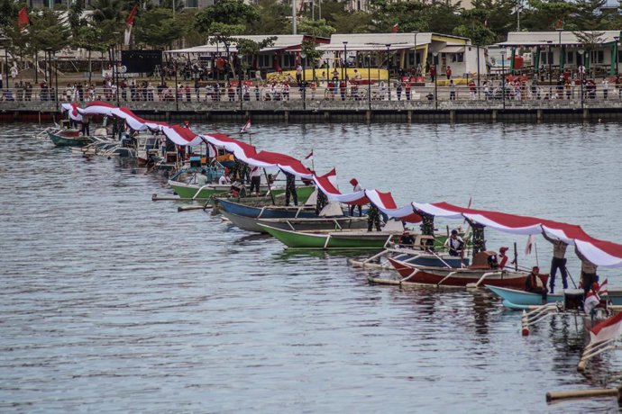 Archivo - 17 August 2021, Indonesia, Makassar: People on boats unfurl the 1,000 meters red and white Indonesian flag in front of the Losari Beach Pavilion to celebrate the 76th anniversary of Indonesian independence. Photo: Herwin Bahar/ZUMA Press Wire/dp