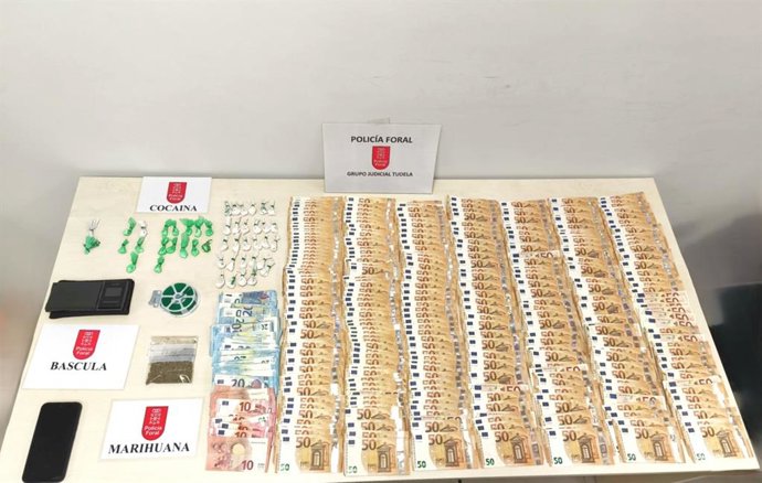 Drogas, efectos y dinero incautados durante el registro.