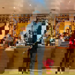 El nuevo alcalde de Fines (Almería), José Manuel López, sostiene el bastón de mando tras su elección en el pleno de investidura. Imagen de archivo. 