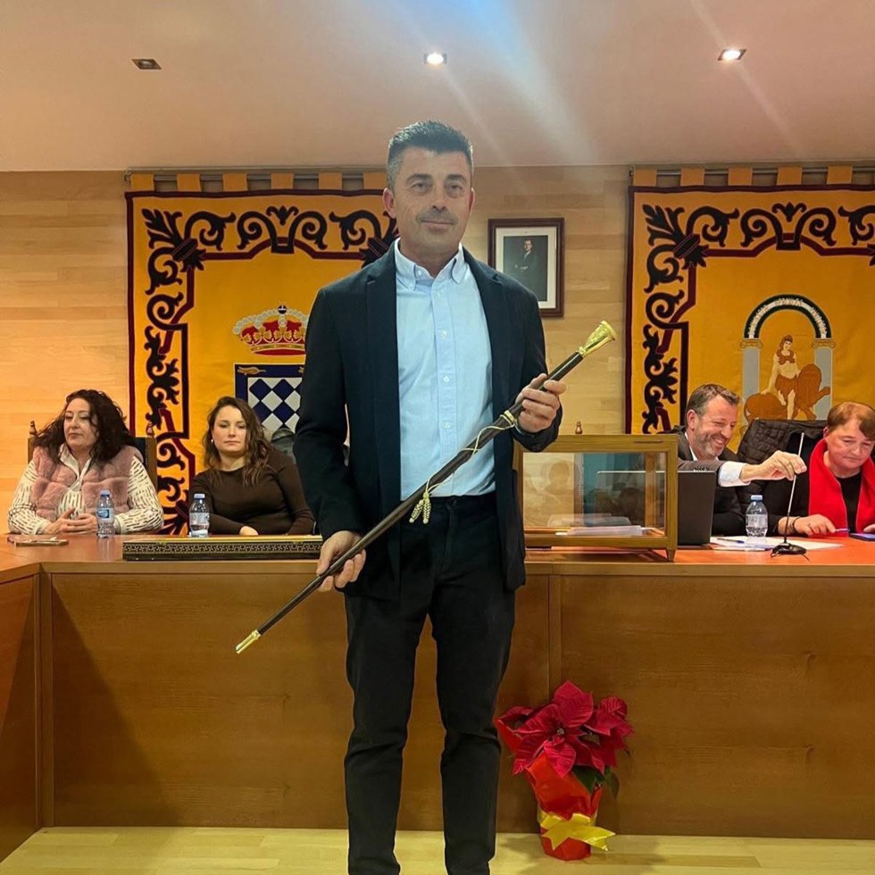El nuevo alcalde de Fines (Almería), José Manuel López, sostiene el bastón de mando tras su elección en el pleno de investidura. Imagen de archivo. 