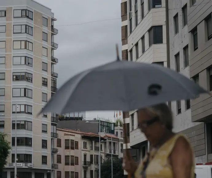 Mujer caminando bajo la lluvia en Castellón, Comunidad Valenciana.