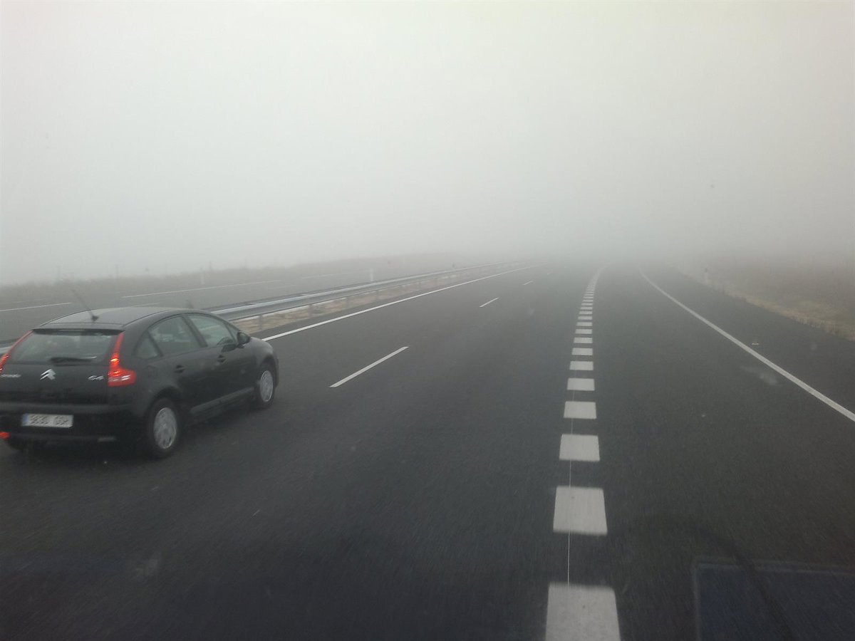 La niebla condiciona la circulación en varios tramos de las carreteras de Extremadura