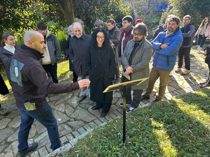 Inauguración de la muestra en el jardín de la Fonte Baxa, en Luarca.