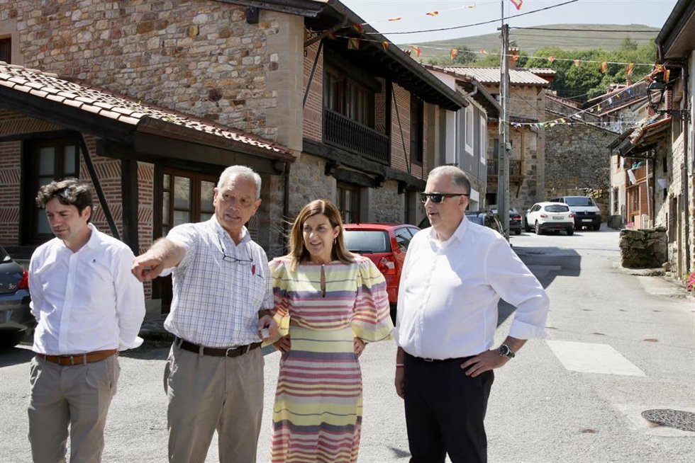 Archivo - A licitación en 600.000 euros obras en el acceso a San Sebastián de Garabandal y el vial de subida a Los Pinos 