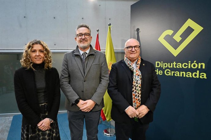 El diputado provincial de Fondos Europeos, Antonio Díaz, en el centro de la imagen junto con el presidente de los empresarios de la hostelería granadina, Gregorio García, y la secretaria general de la CGE, María Vera