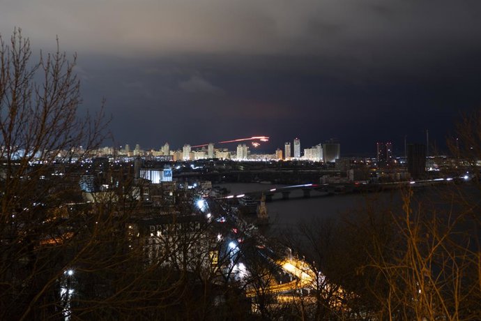 27 de dezembro de 2025, Kiev, Inglaterra, Ucrânia: Defesas aéreas ucranianas enfrentam drones russos que atacam Kiev, na Ucrânia, durante ataque em larga escala em 27 de dezembro de 2025. As forças russas têm atacado infraestruturas essenciais em toda a U