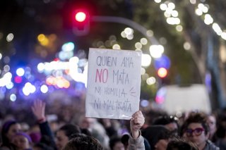 Archivo - Una pancarta durante una concentración por el día de la Eliminación de la violencia contra las Mujeres, a 25 de noviembre de 2025, en Madrid (España). Manifestantes durante una concentración por el día de la Eliminación de la violencia contra la