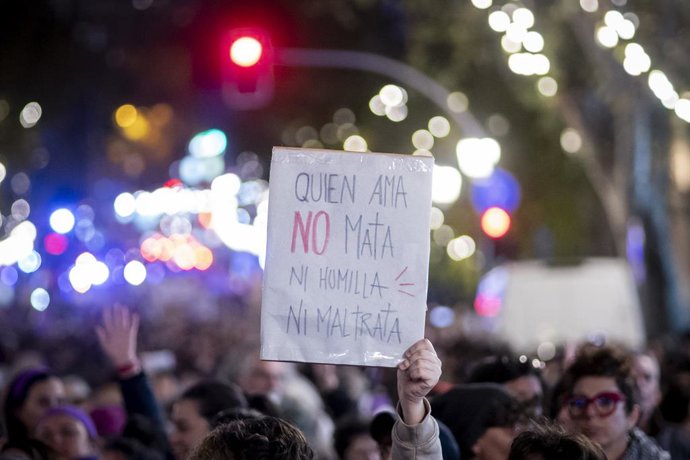 Archivo - Una pancarta durante una concentración por el día de la Eliminación de la violencia contra las Mujeres, a 25 de noviembre de 2025, en Madrid (España). Manifestantes durante una concentración por el día de la Eliminación de la violencia contra la