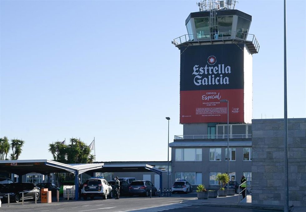 Archivo - Inmediaciones del aeropuerto de A Coruña donde han activado el plan de emergencia por amenaza de bomba, a 19 de noviembre de 2021, en A Coruña.