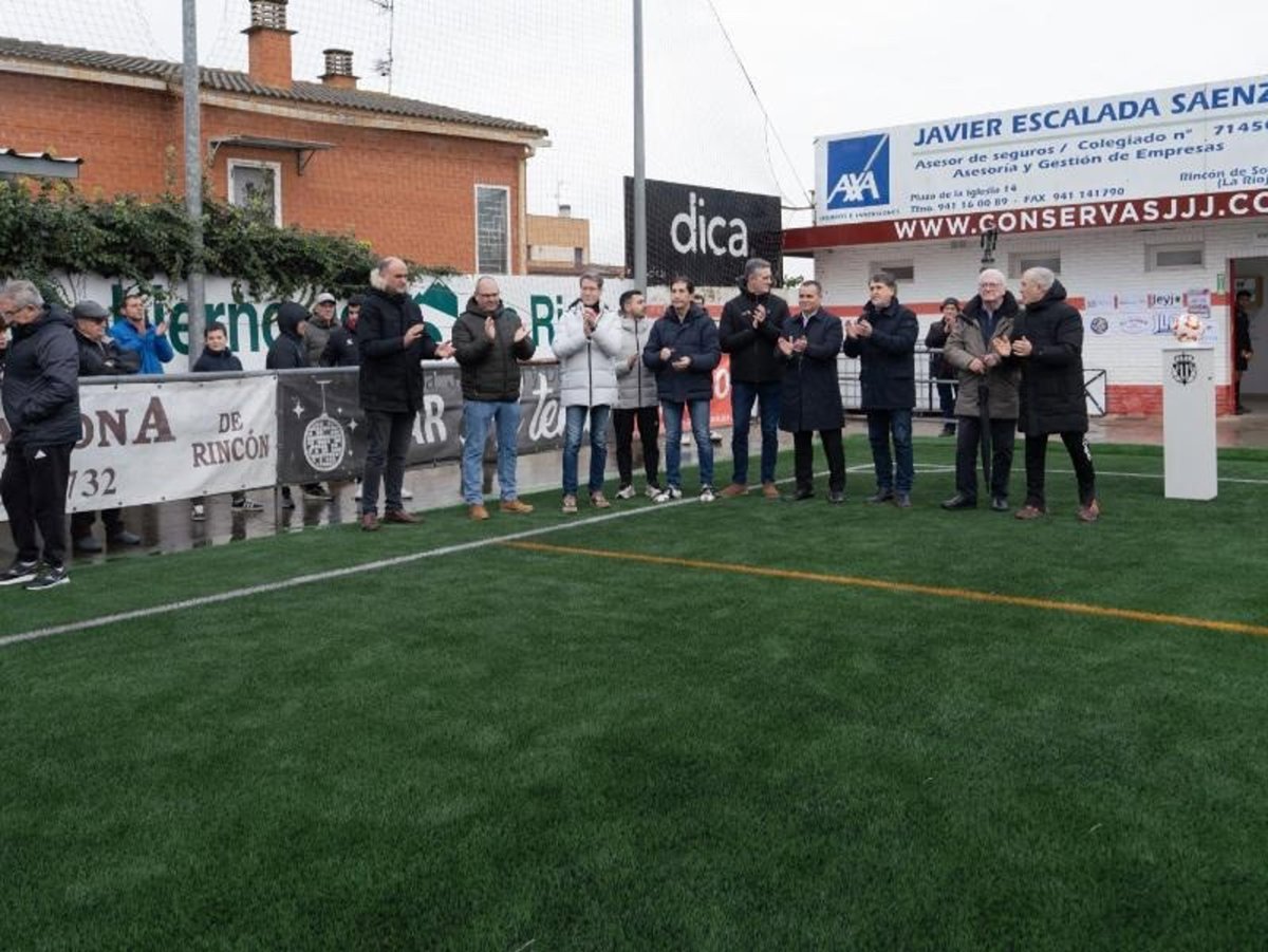 Capellán inaugura el renovado campo de fútbol de Rincón de Soto durante la celebración del I Torneo Ángel Mari Matute
