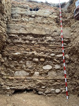 Restos de cimentación de la muralla medieval en los sondeos realizados aprovechando la reforma integral de la plaza de San Miguel.