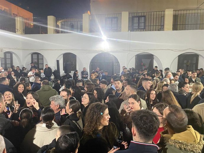 El ambiente de la zambomba en el barrio almeriense de las Regiones.