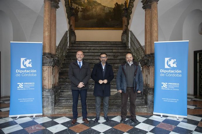 El delegado de Desarrollo Económico, Promoción y Empleo de la Diputación de Córdoba, Félix Romero, en la firma del acuerdo para fomentar el emprendimiento basado en los recursos de la comarca.
