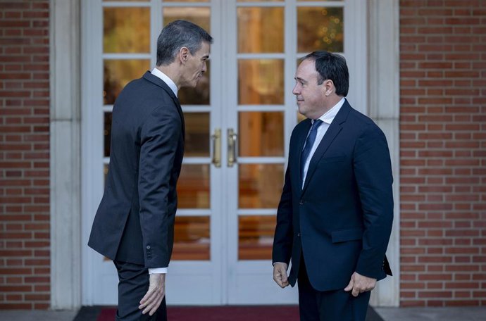 El presidente del Gobierno, Pedro Sánchez (i), y el presidente de la Generalitat valenciana, Juanfran Pérez Llorca (d), durante una reunión, en el Palacio de La Moncloa, a 17 de diciembre de 2025, en Madrid (España). Se trata del primer encuentro entre el
