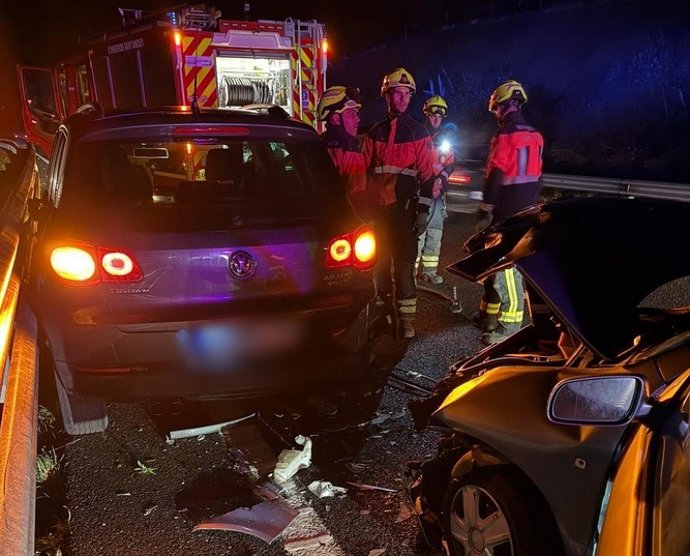 Dos coches y un camión chocan en la A-8 a la altura de Entrambasaguas