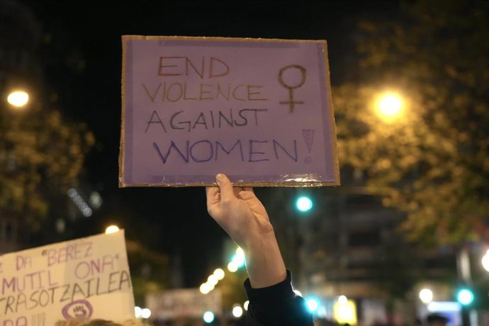 Archivo - Una persona sostiene una pancarta en una manifestación contra las violencias machistas, a 25 de noviembre de 2022, en Bilbao, Vizcaya, País Vasco (España). 