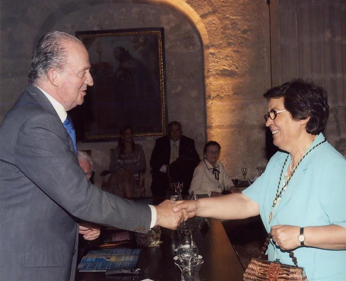 Juan Carlos I junto a Manuela Mendoça, presidenta de la Academia Portuguesa de Historia. Archivo
