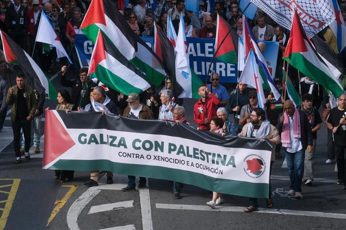 Archivo - Decenas de persoas durante a manifestación 'Galicia con Palestina', a 5 de outubro de 2025, en Santiago de Compostela, A Coruña, Galicia (España).
