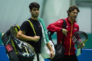 Archivo - Carlos Alcaraz (L) join former player Juan Carlos Ferrero (R) of Spain during training session before Davis Cup at Martin Carpena Pavilion stadium on November 17, 2024, in Malaga, Spain