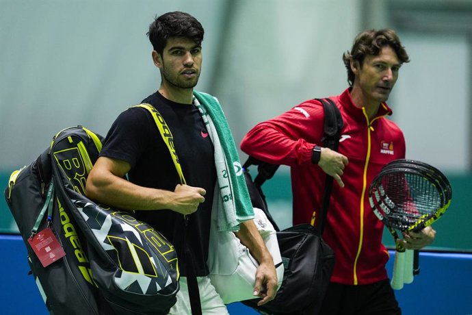 Archivo - Carlos Alcaraz (L) join former player Juan Carlos Ferrero (R) of Spain during training session before Davis Cup at Martin Carpena Pavilion stadium on November 17, 2024, in Malaga, Spain