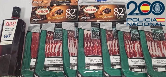 Detenidos dos hombres por hurtar jamón, chocolate y una botella de pacharán en un supermercado de Valladolid