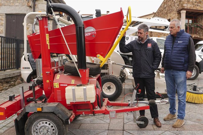 La Comunidad de Madrid ha destinado 19,7 millones de euros para la renovación y ampliación de los vehículos municipales en 86 localidades. En la imagen, el consejero de la Presidencia de la Comunidad de Madrid, Miguel Ángel García en Braojos.