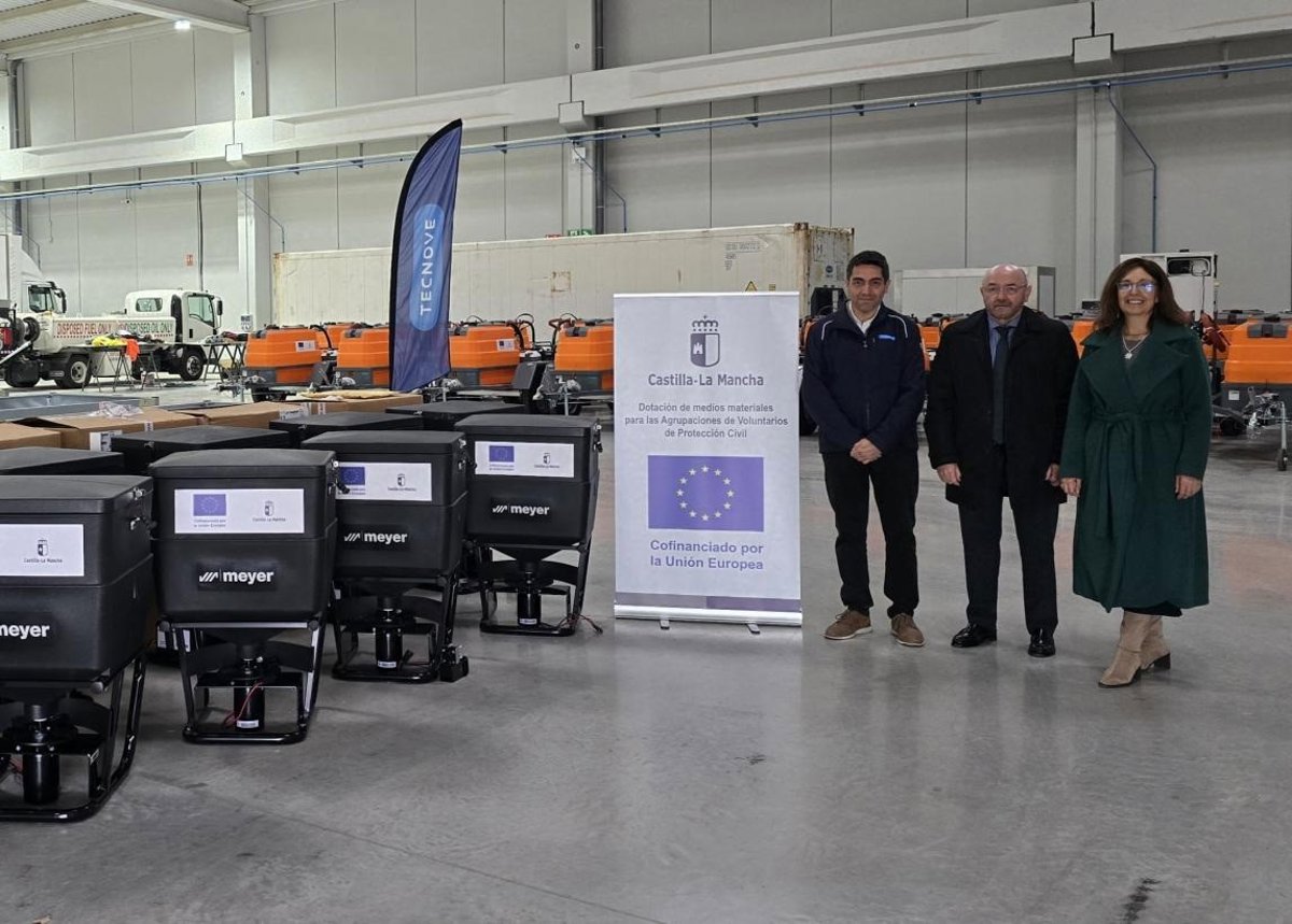 Once agrupaciones de Protección Civil de toda C-LM reciben extendedoras de sal de la Junta para la lucha contra el frío