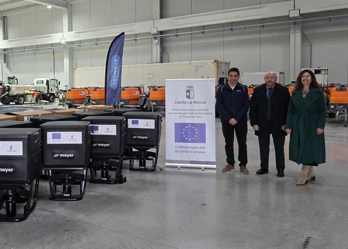 El director general de Protección Ciudadana, Emilio Puig, en la entrega de extendedoras de sal a agrupaciones de Protección Civil de C-LM.