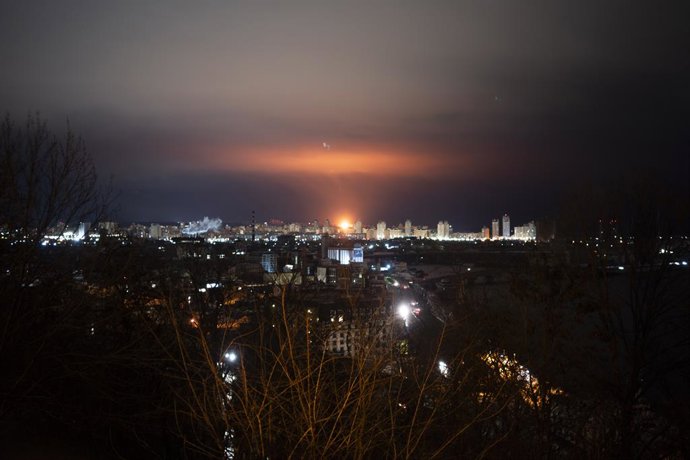 27 de dezembro de 2025, Kiev, Inglaterra, Ucrânia: O céu sobre Kiev, na Ucrânia, é iluminado quando um drone russo detona com o impacto durante um ataque em larga escala em 27 de dezembro de 2025. As forças russas têm atacado infraestruturas essenciais em