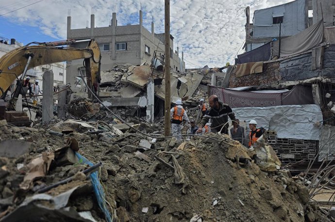 20 de dezembro de 2025, Khan Yunis, Faixa de Gaza, Território Palestino: As equipes de defesa civil começaram a procurar hoje 55 corpos sob os escombros de 13 casas destruídas por bombardeios israelenses em Khan Younis. Mais de 9.000 corpos permanecem ent