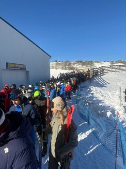 Usuarios de la estación invernal de Valgrande-Pajares.