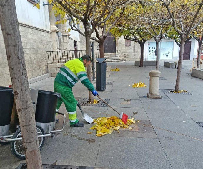 El Ayuntamiento de Jaén mantiene un dispositivo especial de limpieza durante las fiestas navideñas .