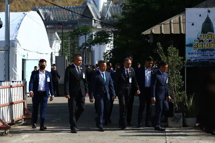 CHANTHABURI, 27 de dezembro de 2025 -- O vice-primeiro-ministro e ministro da Defesa do Camboja, Tea Seiha (3º à esq.), chega para negociações de cessar-fogo com a Tailândia em um posto de controle de fronteira na província de Chanthaburi, Tailândia, em 2