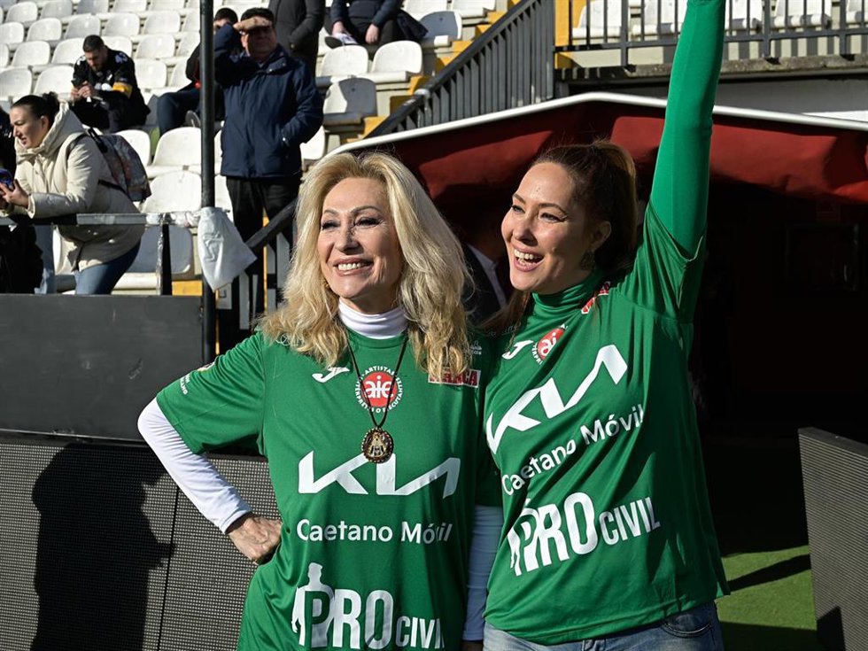 Rosa Benito y Rosario Mohedano en el partido benéfico "Artistas vs Famosos" 2025 a 27 de diciembre de 2025 en Madrid (España).