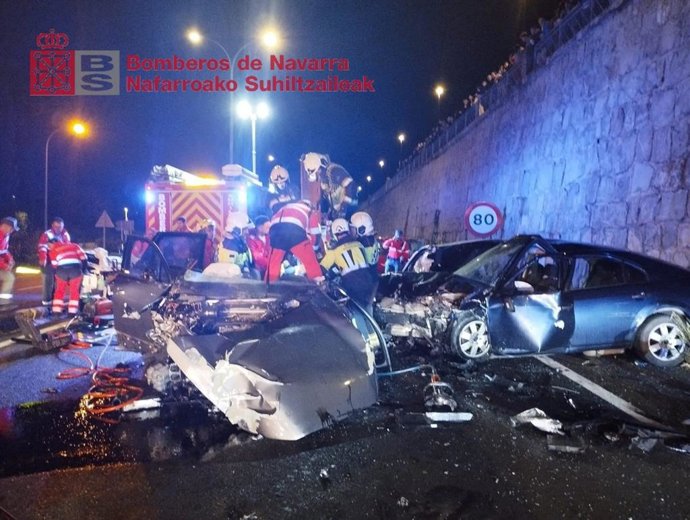 Archivo - Los servicios de emergencia intervienen en el lugar del accidente.