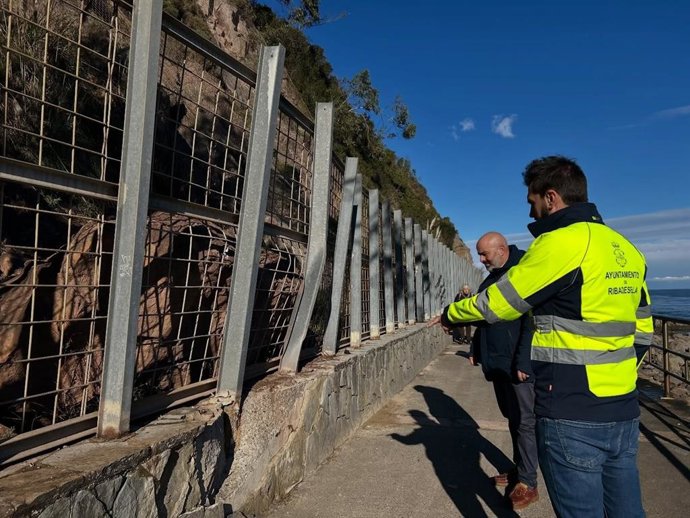 El alcalde de Ribadesella, Paulo García, visita el paseo.