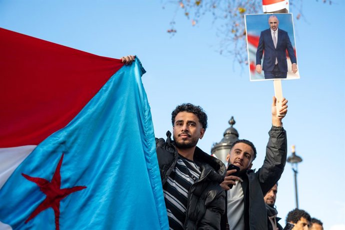 December 20, 2025, London, United Kingdom: A man holds a People's Republic of Yemen Flag during the rally. Protesters gathered outside Downing Street to demand international recognition of a restored State of South Arabia within its pre-1990 borders. Demo
