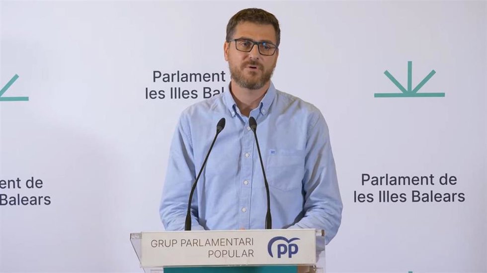 Archivo - El portavoz del PP en el Parlament, Sebasti Sagreras, en rueda de prensa. Recurso. Archivo.