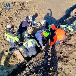 Bomberos de CPB rescatan a un hombre atrapado en una zona de barro en  Torre del Mar
