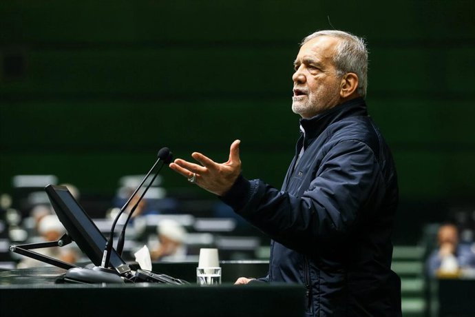25 de dezembro de 2025, Teerã, Irã: O presidente iraniano MASOUD PEZESHKIAN fala durante uma sessão para apresentar o projeto de lei orçamentária do próximo ano ao parlamento iraniano em Teerã. Pezeshkian apresentou um projeto de orçamento do estado ao pa